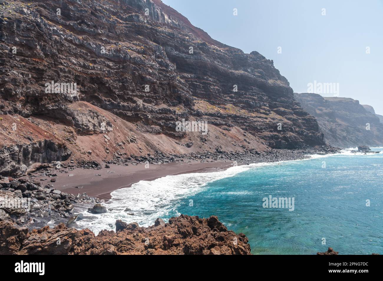 Plage avec pierres volcaniques dans la mer à la plage de Verodal sur l'île d'El Hierro. Îles Canaries Banque D'Images