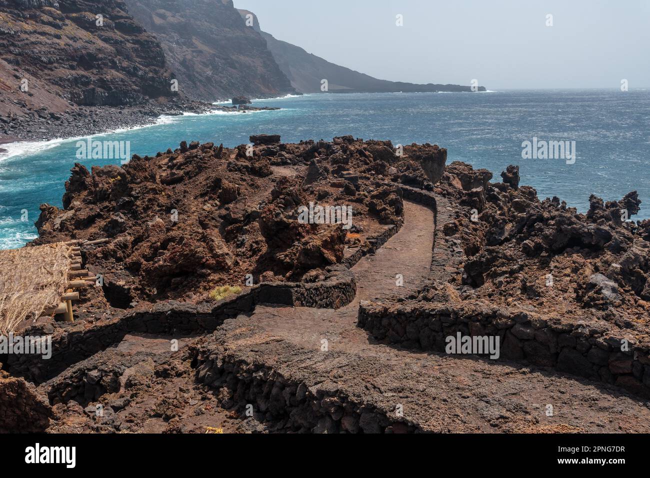 Chemin de pierres volcaniques sur la côte à la plage de Verodal sur l'île El Hierro. Îles Canaries Banque D'Images