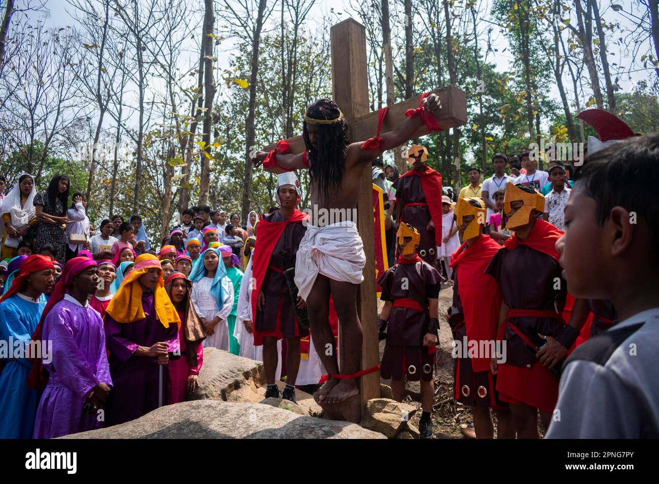 Des dévotés chrétiens lors de la procession annuelle du Vendredi Saint ...