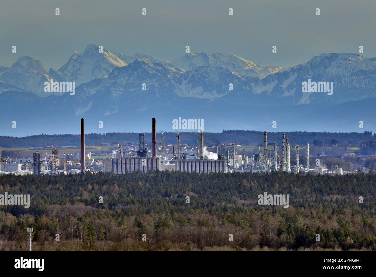 Forêt d'état entre Altoetting et Marktl, site possible pour un parc éolien, en arrière-plan les usines chimiques de Burghausen et la chaîne alpine Banque D'Images