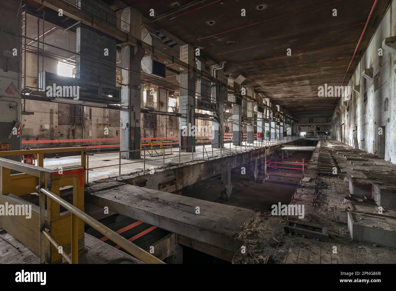 Salles de production empilées vides d'une ancienne usine de papier, Lost place, Bade-Wurtemberg, Allemagne Banque D'Images