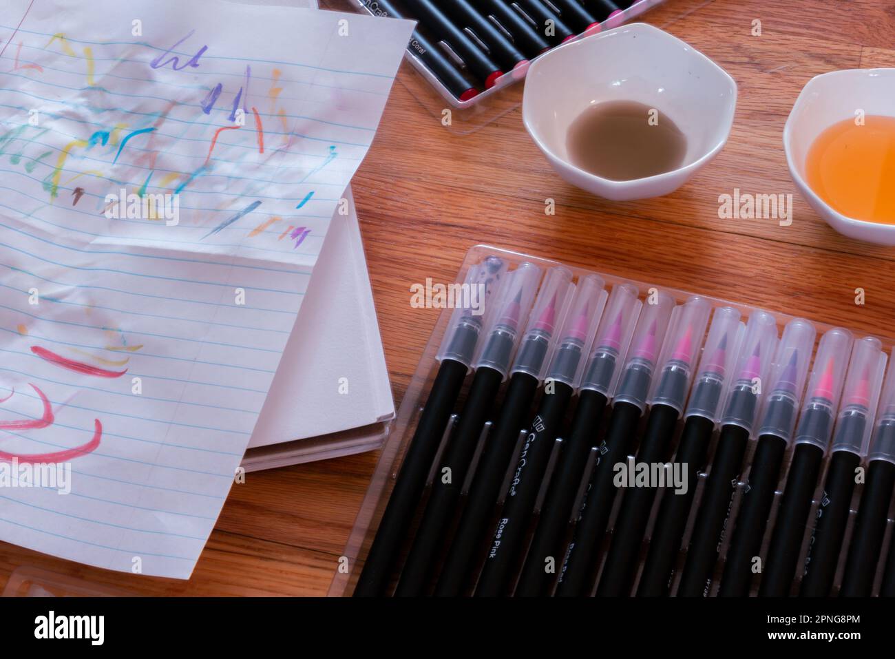 Jeu de stylos aquarelles avec des notes aquarelle sur papier. Banque D'Images