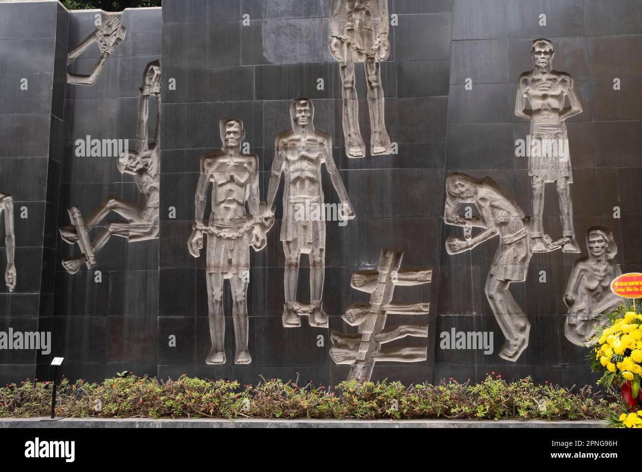 Vietnam : fresque du Mémorial au Musée de la prison de Hoa Lo, Hanoi. L'administration coloniale française a construit la prison de Hoa Lo en 1896. Initialement prévu pour détenir 450 prisonniers, le nombre de détenus avait grimpé à près de 2 000 en 1930s, la grande majorité des prisonniers politiques. La prison de Hoa Lo a acquis une notoriété au cours de la deuxième guerre d'Indochine comme lieu d'incarcération pour les pilotes américains démis, qui ont ironiquement surnommé la prison "Hanoi Hilton". Banque D'Images