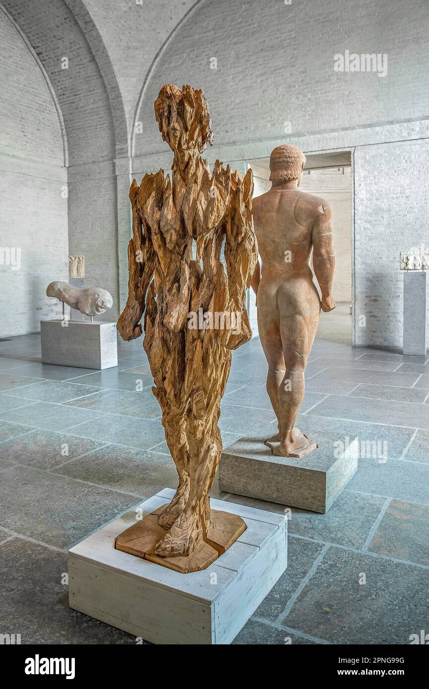 Exposition, Ragged Antiquity, Wood Sculpture par Andreas Kuhnlein, Glyptothek, Munich, Bavière, Allemagne Banque D'Images