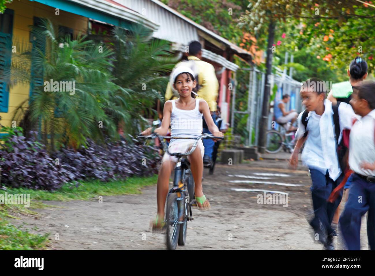 Costaricaine fille sur un vélo, Blur, Parc national de Tortuguero, province de Limon, Costa Rica Banque D'Images