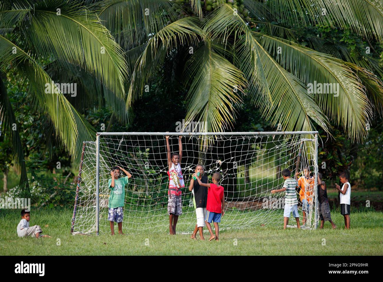 Les enfants costariciens jouent au football à Parismina, province de Limon, Costa Rica Banque D'Images