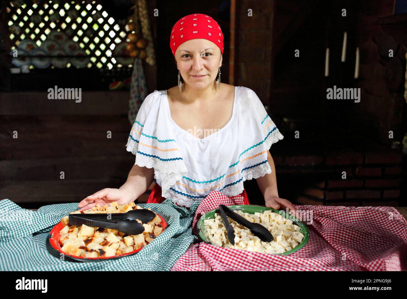 Femme costaricaine avec du maïs au lait de tamale asado et du fromage maison CaseroI, la Paz Waterfall Gardens nature Park, province d'Alajuela, Costa Rica Banque D'Images