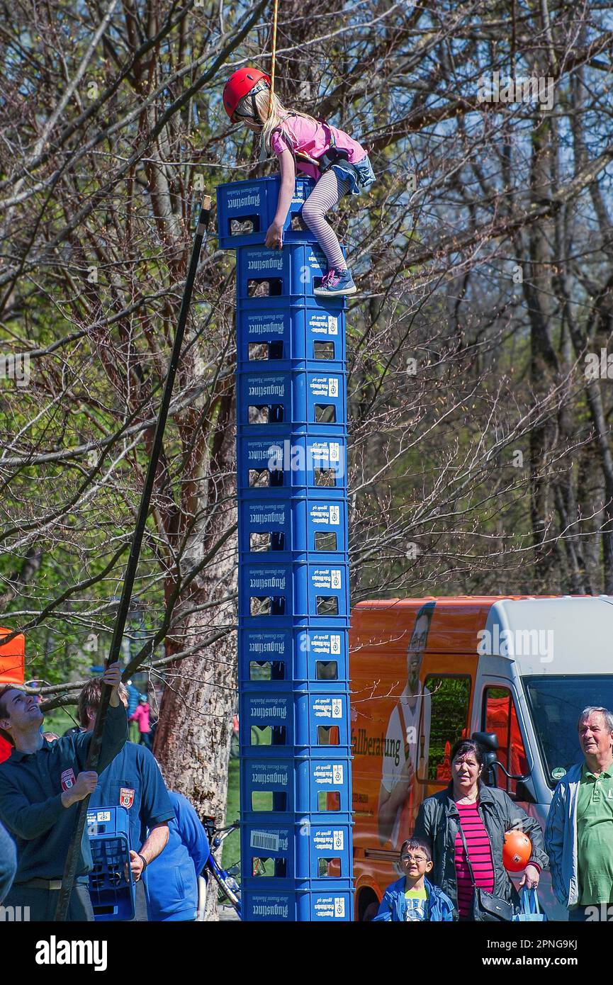 Activité de jeu, tour de construction d'enfant à partir de caisses à bière, Luitpoldpark, Munich, Bavière, Allemagne Banque D'Images