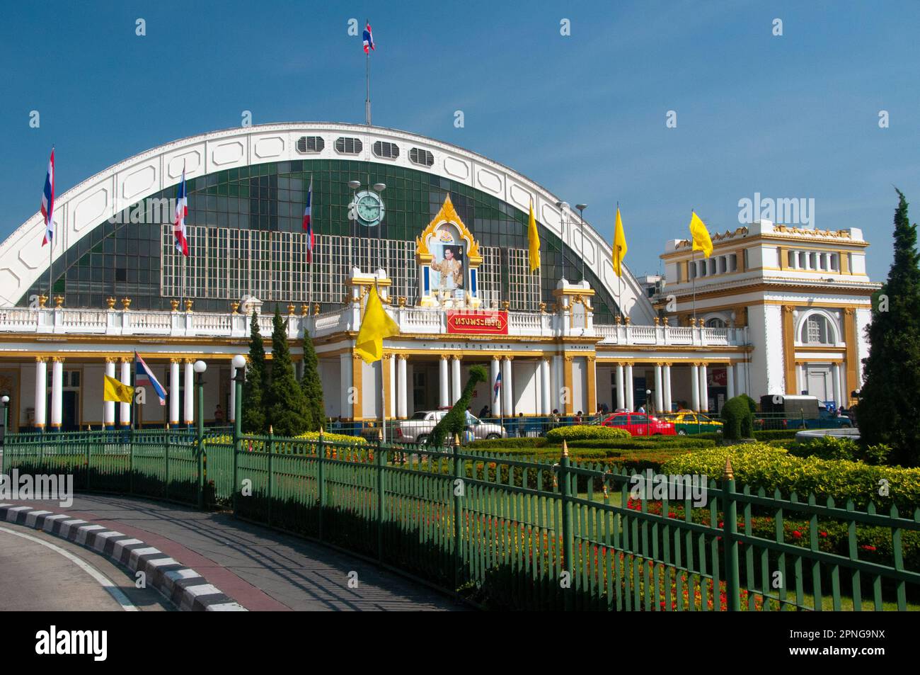 Thaïlande: Gare de Hualaphong (Hua Lamphong) à Bangkok. La gare a été ouverte en 1916 et construite dans le style néo-Renaissance italien. La façade de la station a été conçue par l'architecte italien Mario Tamagno (1877 - 1941). Banque D'Images