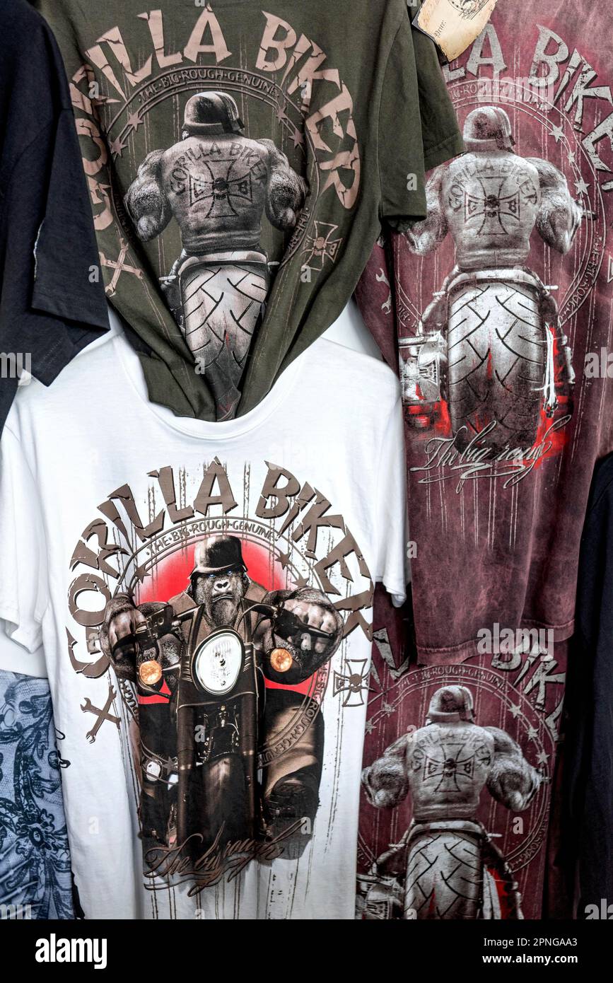 T-shirts avec illustration et inscription Gorilla Biker, stand d'exposition Simone Wirth, exposition internationale de moto Imot, Messe Munich Banque D'Images