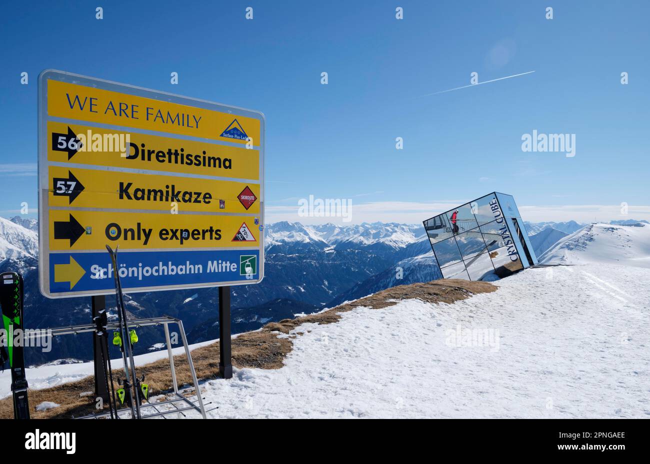 Signalisation des pistes au Crystal Cube sur le Zwoelferkopf, domaine skiable de Serfaus Fiss Ladis, Tyrol, Autriche Banque D'Images