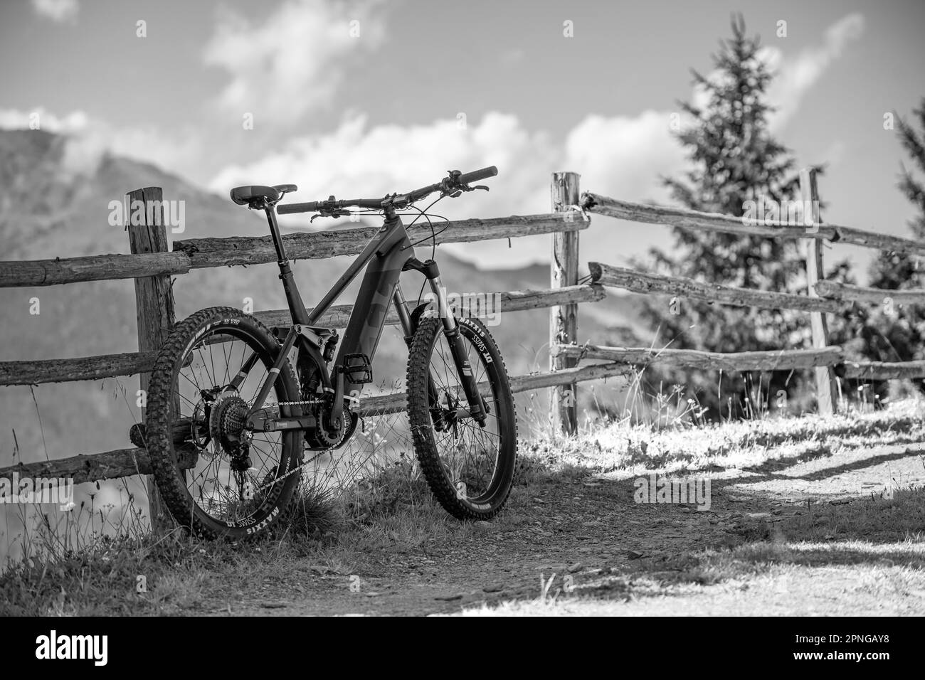 Par une journée d'été ensoleillée sur la route avec le e-bike dans les Alpes de Zillertal, hors des routes asphaltées, route de gravier, chemin alpin, seul, isolé, calme Banque D'Images