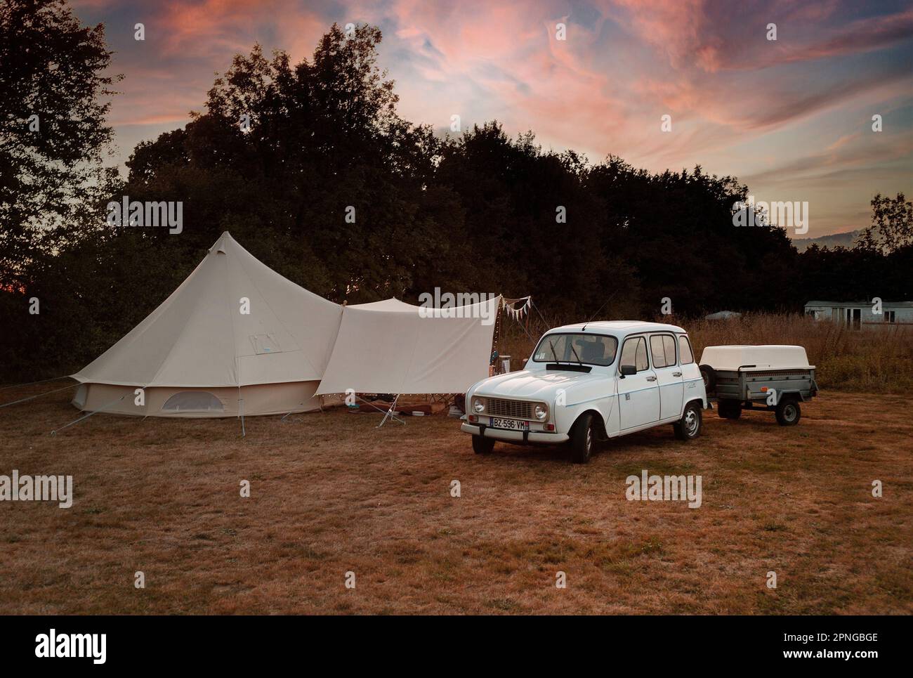 Renault 4L avec remorque et tente cloche, Banque D'Images