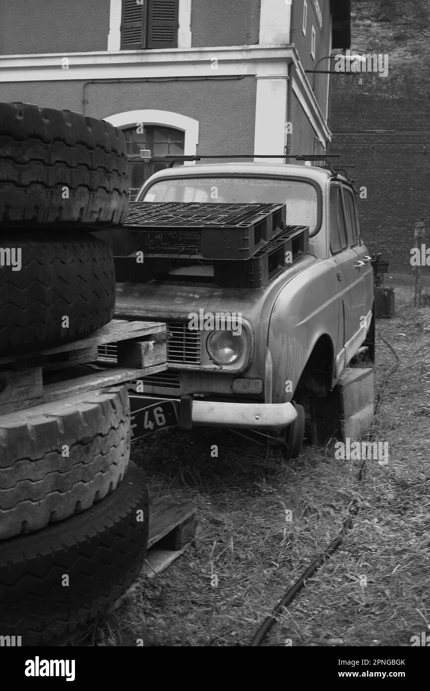 Abandon de Renault 4L, Saint-Denis-Catus, département de Lot, France Banque D'Images