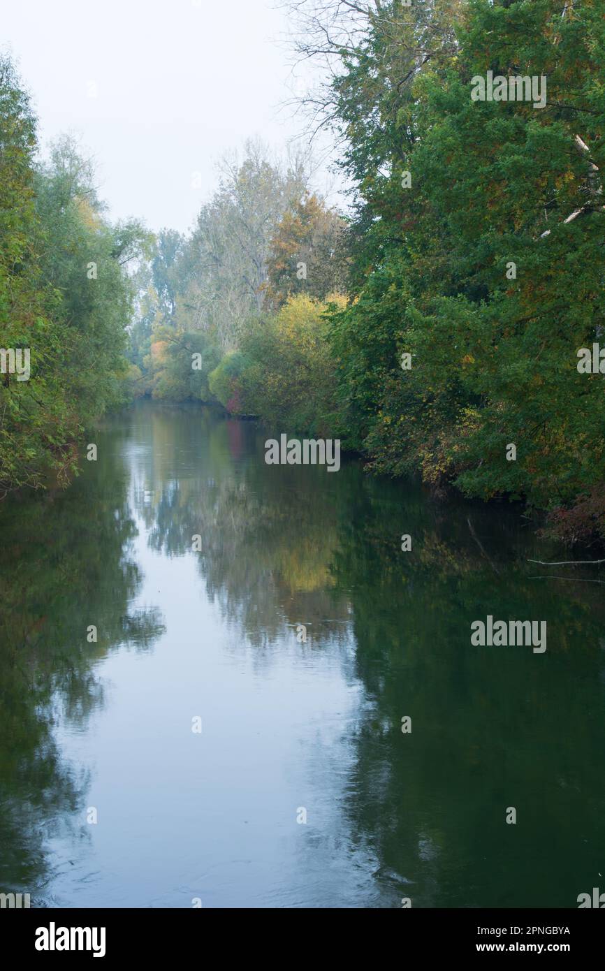 vue sur le cours d'eau calme en octobre Banque D'Images