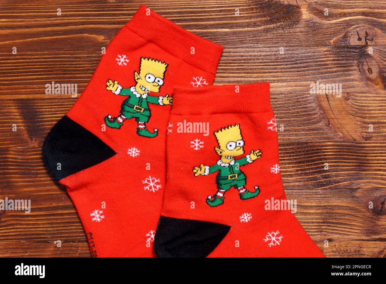 Tyumen, Russia-23 janvier 2023: Bart Simpson du logo de la série d'animation Simpsons sur les vêtements, chaussettes de Noël Banque D'Images