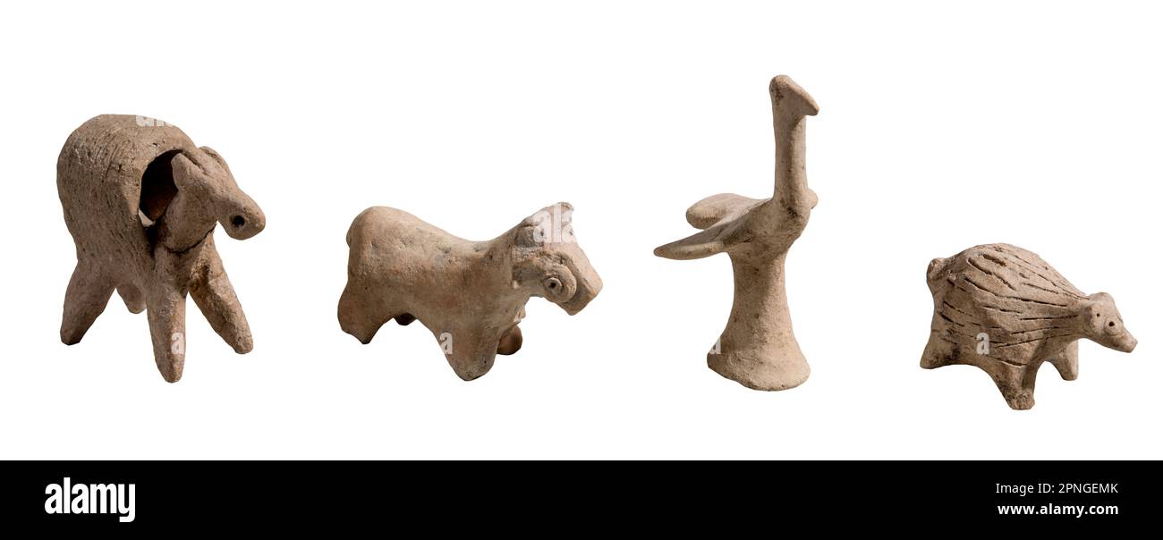 Quatre figurines d'animaux en terre cuite 2000 BCE de gauche à droite l'Âne, le cheval, oiseau et hedgehog Banque D'Images