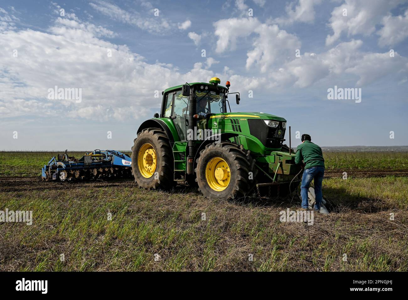RÉGION de ZAPORIZHHIA, UKRAINE le 18 AVRIL 2023 Un agriculteur