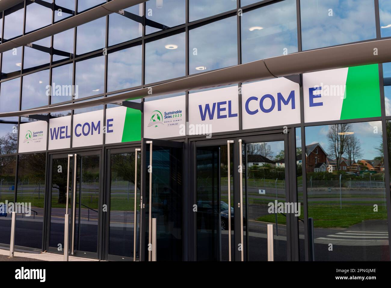 Sustainable Skies World Summit au Farnborough International Exhibition & Conference Centre, Royaume-Uni. Entrée et panneau de bienvenue Banque D'Images