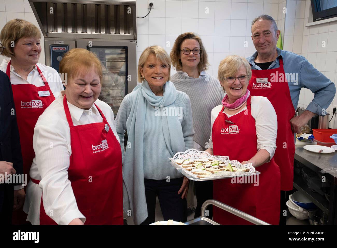 Eat, Allemagne. 19th avril 2023. L'actrice Uschi GLAS (avec), la directrice Anja BANSE-GRAEF (derrière) avec des volontaires du projet dans la cuisine, le projet Brotzeit est destiné à permettre aux enfants de commencer la journée d'école avec le petit déjeuner, l'actrice Uschi GLAS, présidente du projet brotzeit, visite l'Evêque de l'école Ketteler à Essen, 19 avril 2023, Credit: dpa/Alay Live News Banque D'Images
