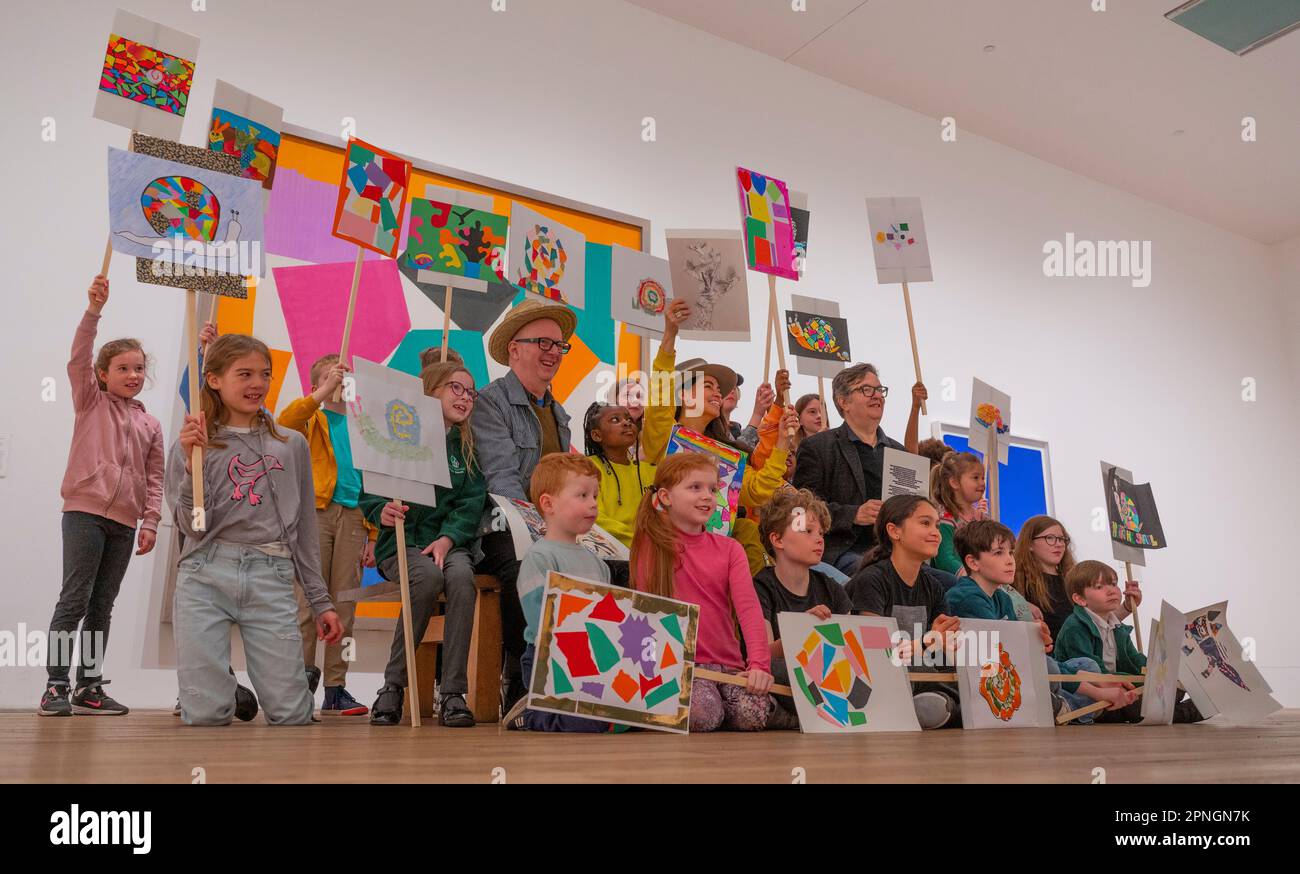 Tate Modern, Londres, Royaume-Uni. 19 avril 2023. Les artistes de premier plan es Devlin, Mark Wallinger et Bob et Roberta Smith se joignent à des écoliers pour souligner la crise de la biodiversité au Royaume-Uni dans le cadre de la Wild Escape, menée par Art Fund, à Tate Modern le mercredi 19 avril, en prévision du jour de la Terre le 22 avril. Une activité spéciale pour les enfants est organisée autour d'un point fort de la collection, le célèbre collage de Matisse, l'escargot, qui constitue la toile de fond de l'événement. Les enfants partagent leurs propres images inspirées par cette œuvre emblématique et les artistes exposent leurs œuvres d'art créées, inspirées par les animaux dans les collections de musées. Crédit : mal Banque D'Images