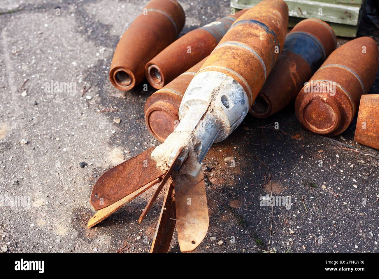 Le gaspillage de la guerre. Peu de missiles rouillés ont été utilisés sur fond d'asphalte gris Banque D'Images