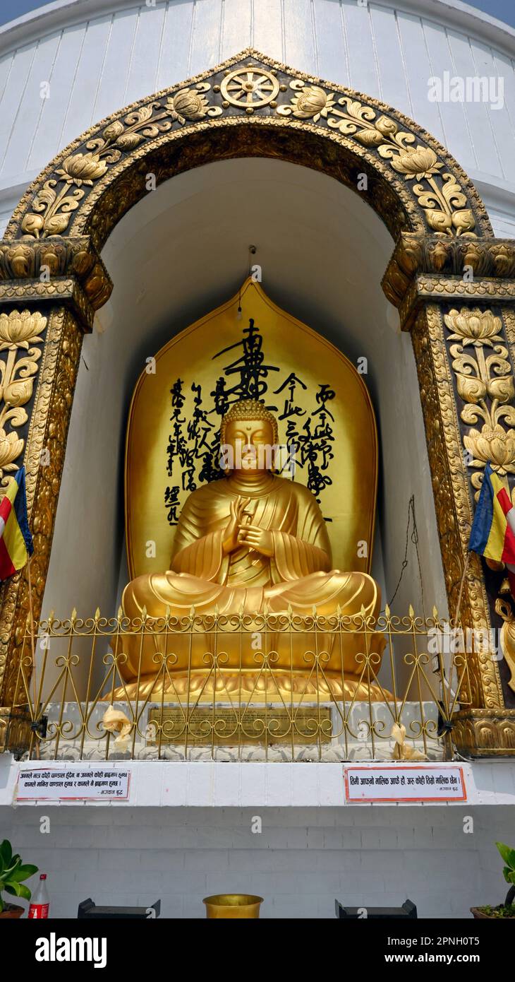 Statue de Bouddha à la Pagode de la paix mondiale à Pokhara, Népal. Aussi connu sous le nom de Shanti Stupa et construit par des bouddhistes japonais, c'est un symbole d'unité. Banque D'Images