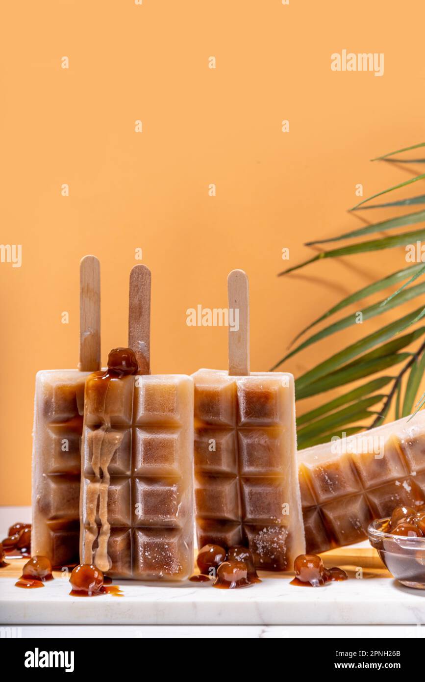 Popsicles Tapioka latte. Boules de tapioca boba congelées, fritpes de café,  crème glacée à base de café asiatique froid de tapioca, crème de noix de  coco et cara Photo Stock - Alamy