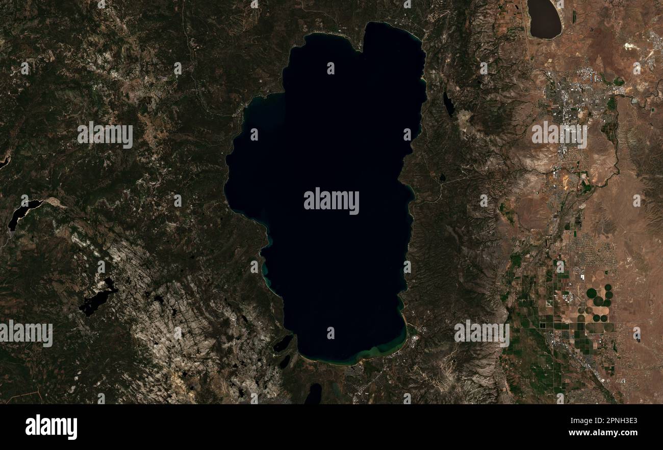 Image satellite à haute résolution du lac Tahoe en Californie et au Nevada, États-Unis - contient des données modifiées de Copernicus Sentinel (2022) Banque D'Images Image satellite à haute résolution du lac Tahoe en Californie et au Nevada, États-Unis - contient des données modifiées de Copernicus Sentinel (2022) Banque D'Images