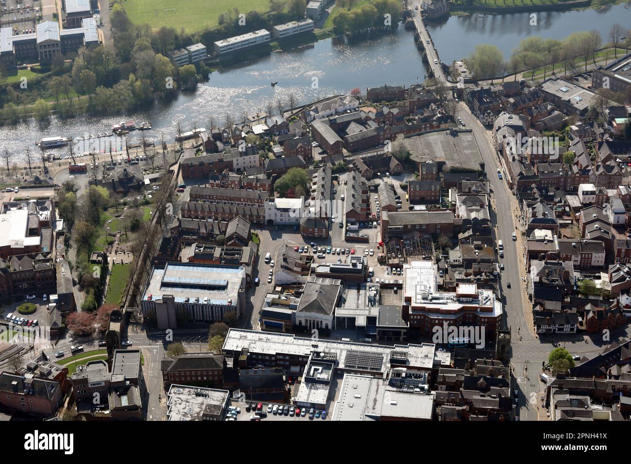 Vue aérienne au sud d'une partie de Chester, au sud de Pepper Street en direction de la rivière Dee, Cheshire, Royaume-Uni Banque D'Images