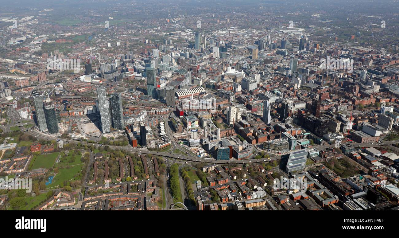 Vue panoramique aérienne depuis le sud de l'horizon du centre-ville de Manchester, avril 2023 Banque D'Images