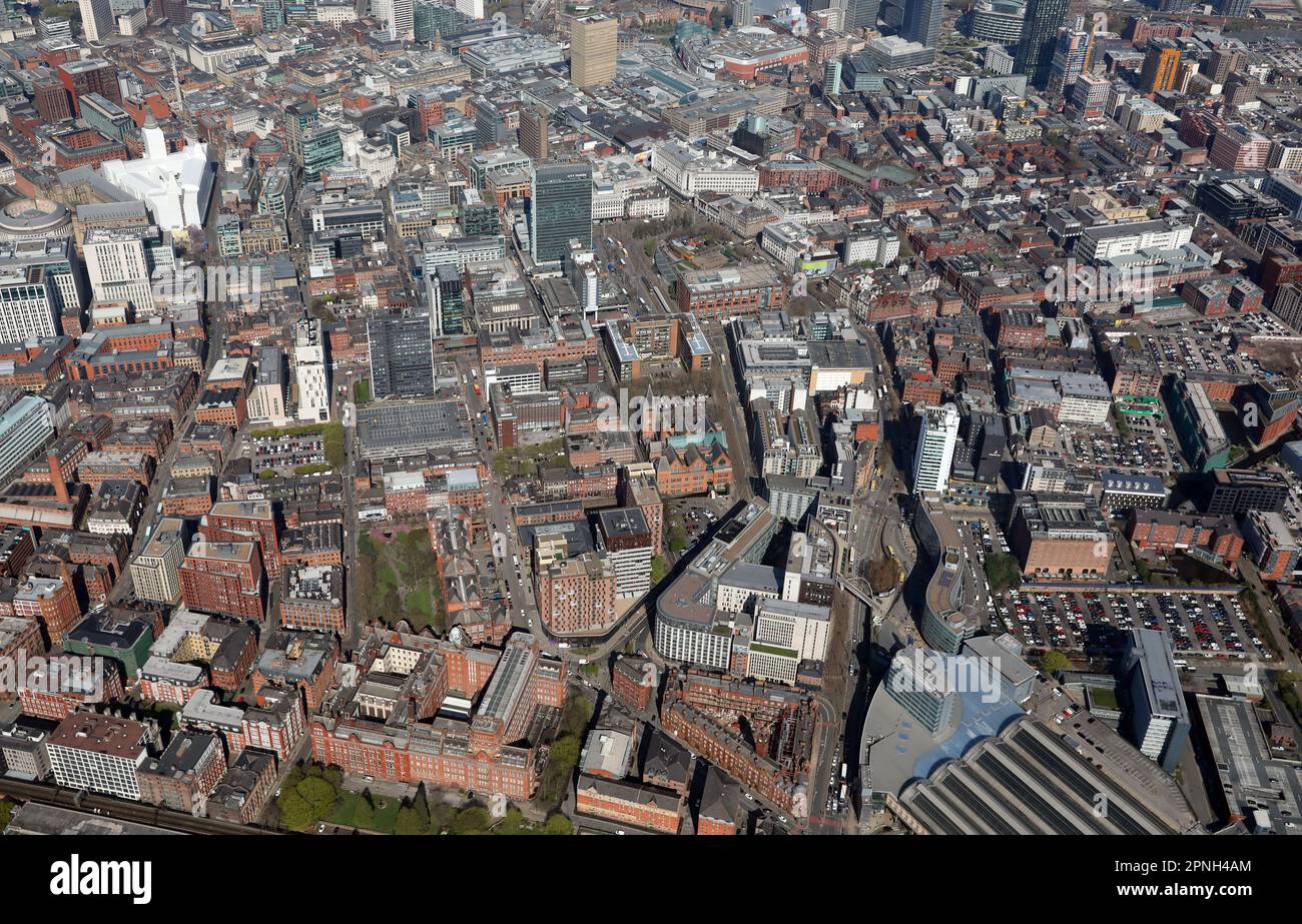 Vue aérienne vers le nord-ouest en traversant le centre-ville de Manchester avec la station Piccadilly dans le coin inférieur droit de l'imageur Banque D'Images