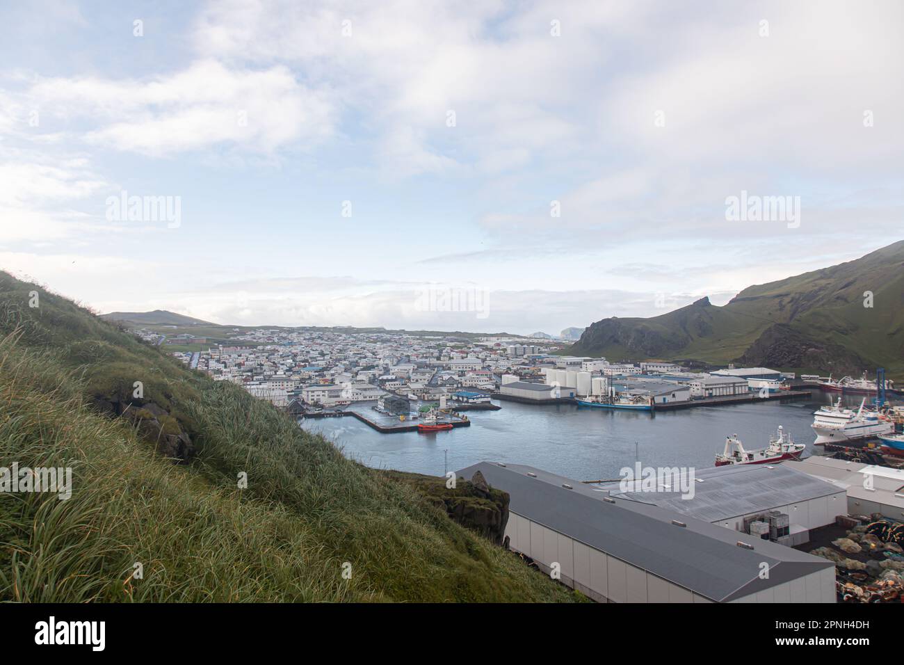 Vestmannaeyjar, Islande - août 2021 : vue sur le port depuis la montagne Heimaklettur Banque D'Images