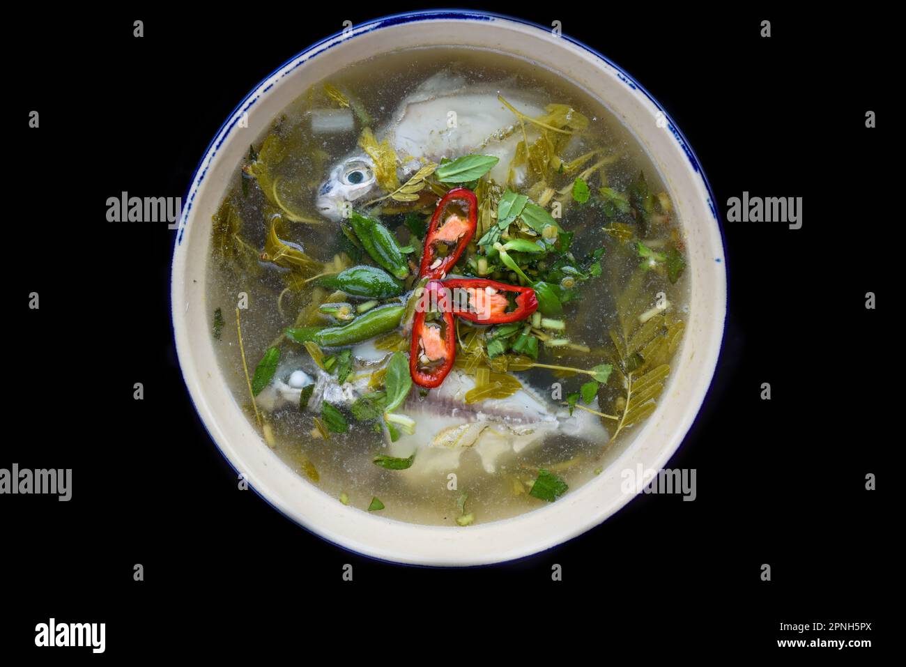 CANH Chua CA ou soupe vietnamienne de poisson-chat sour isolée sur