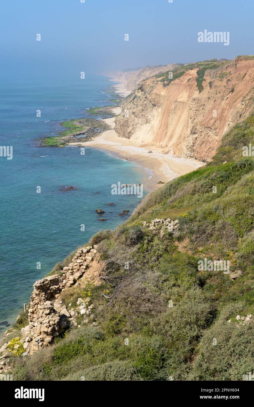 La côte méditerranéenne d'Israël avec les falaises de grès du Kurkar dans le parc national d'Apollonia Banque D'Images