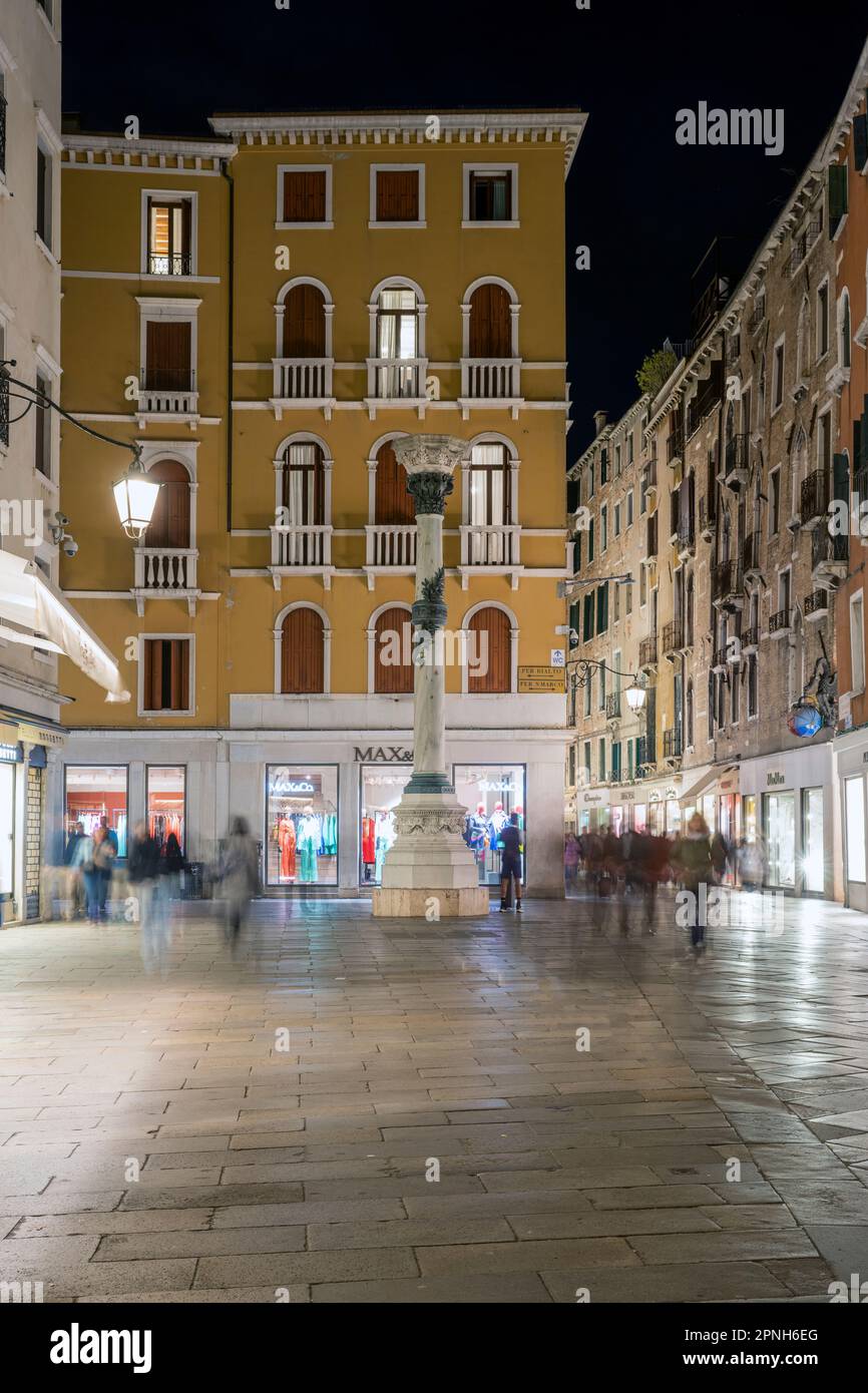 Vue nocturne de Campo San Salvador, Venise, Vénétie, Italie Banque D'Images