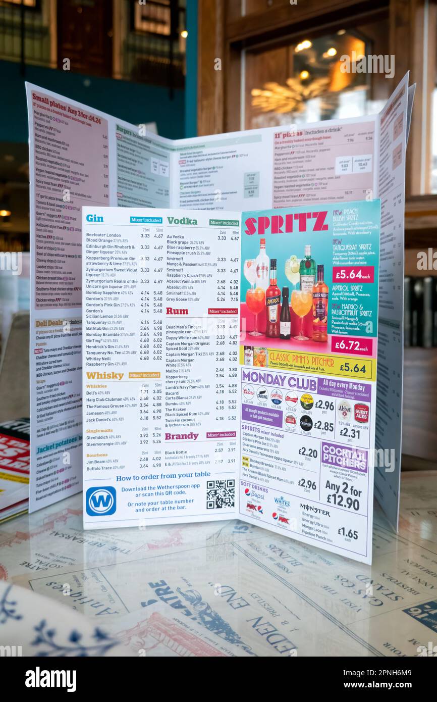 Une carte de menu d'un pub JD Wethercuillers. La carte indique les prix des spiritueux, liqueurs et cocktails qu'ils proposent à la vente au pub Banque D'Images