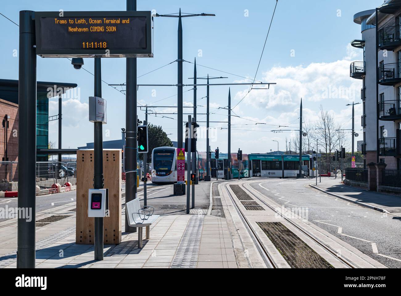 Leith, Édimbourg, Écosse, Royaume-Uni, 19th avril 2023. Trams à destination de Newhaven en cours d'exécution : les premiers trams à emprunter la ligne de tramway étendue pendant la journée ont commencé aujourd'hui pour tester l'itinéraire. Photo : un tramway à l'arrêt Port of Leith, où un panneau électronique vous indique que les tramways arrivent bientôt. Crédit : Sally Anderson/Alay Live News Banque D'Images