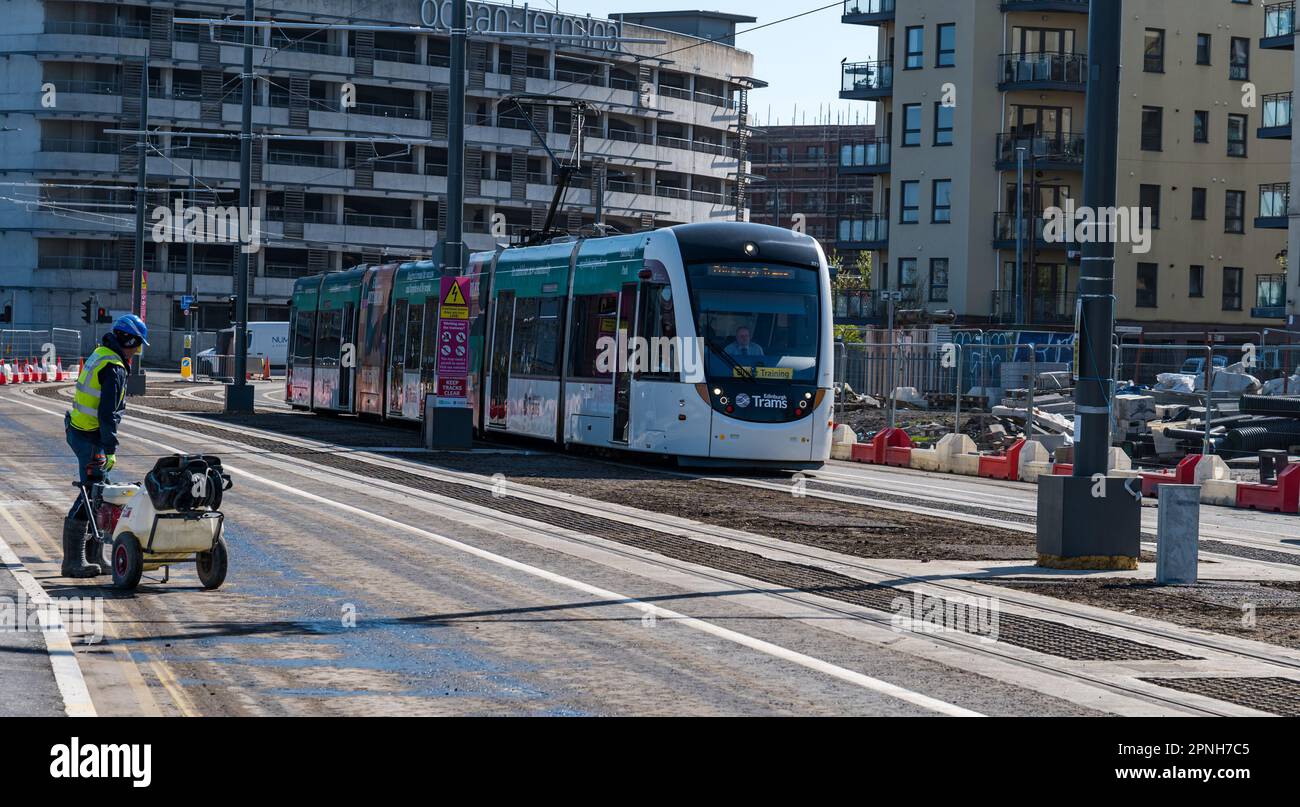Leith, Édimbourg, Écosse, Royaume-Uni, 19th avril 2023. Trams à destination de Newhaven en cours d'exécution : les premiers trams à emprunter la ligne de tramway étendue pendant la journée ont commencé aujourd'hui pour tester l'itinéraire. Photo : un tramway passe devant Ocean terminal, crédit : Sally Anderson/Alay Live News Banque D'Images