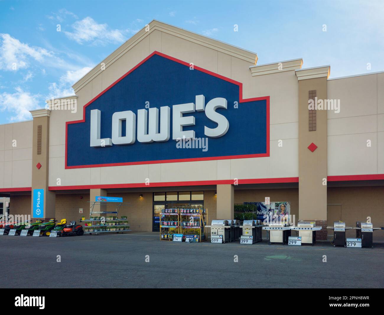 New Hartford, New York - 13 avril 2023 : gros plan sur le paysage Voir le magasin Lowe's Store Storefront. Banque D'Images
