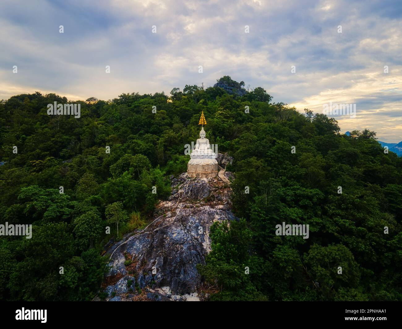 Mueang lop Buri District, Lophuri / Thaïlande / 11 octobre, 2020 : Wat Pa Phatthara Piyaram. Temple avec sculptures de caverne. Vue aérienne du temple de Bouddha Pa Banque D'Images