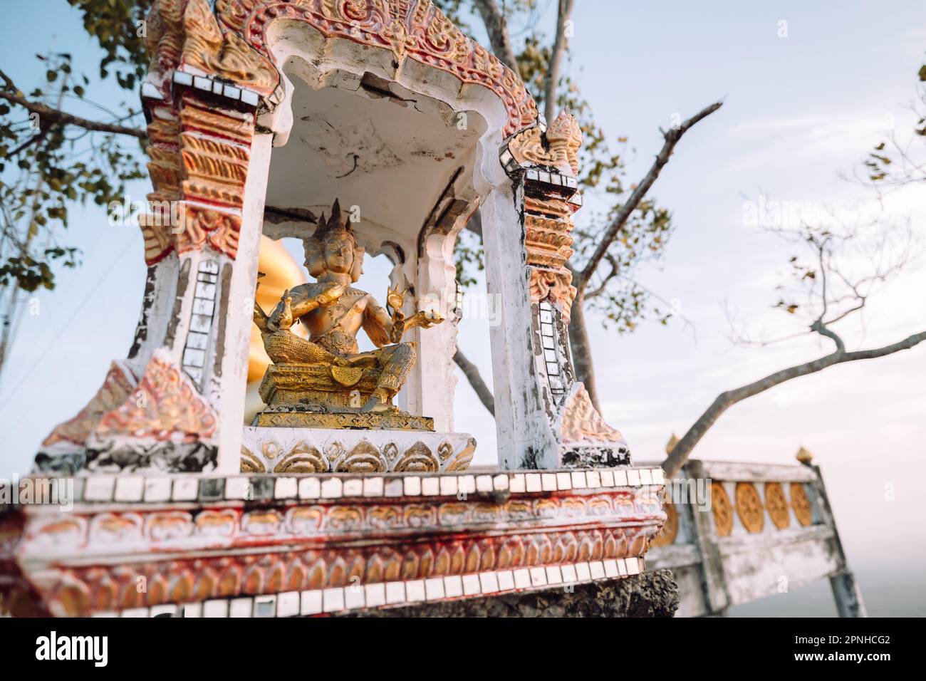Bouddhisme Bouddha Temple Statue religion couleurs d'or tranquillité d'esprit Asie du Sud-est Banque D'Images