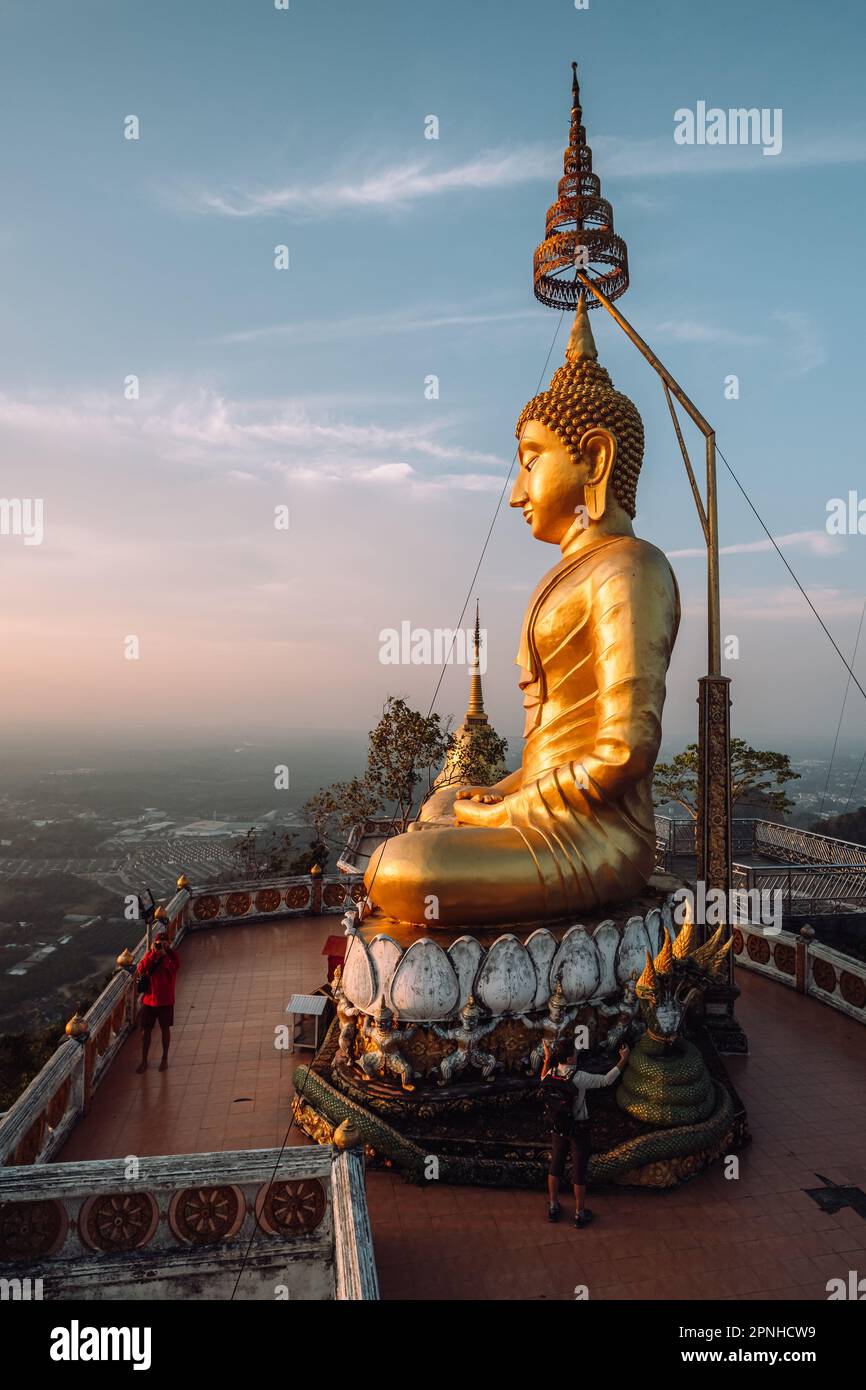 Bouddhisme Bouddha Temple Statue religion couleurs d'or tranquillité d'esprit Asie du Sud-est Banque D'Images