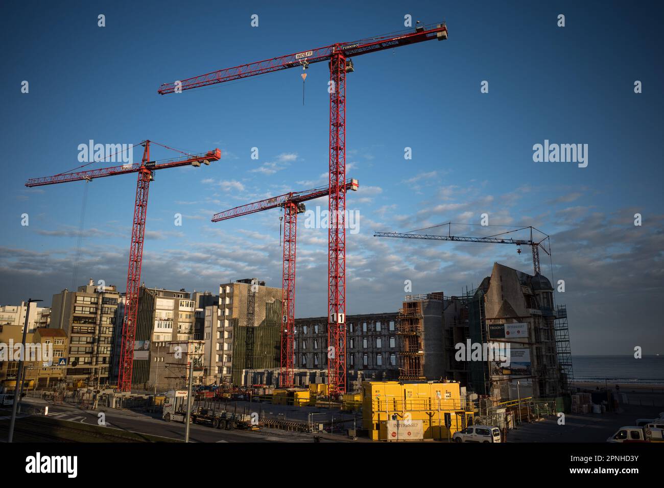 VILLE D'OSTENDE BELGIQUE CONSTRUCTION D'APPARTEMENTS EN COURS SUR LE FRONT DE MER - CHANTIER DE CONSTRUCTION - CONSTRUCTION URBAINE © PHOTOGRAPHIE : FRÉDÉRIC BEAUMONT Banque D'Images