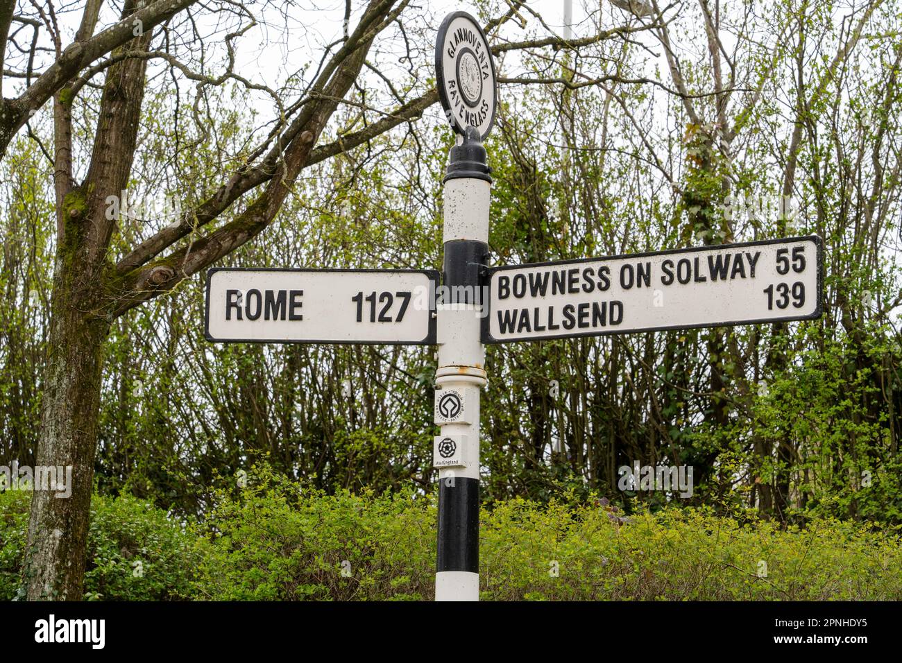 Panneau indiquant la distance et la direction de Rome et des sites historiques de l'époque romaine dans la région. Ravenglass, The Lake District, Cumberland, Royaume-Uni. Banque D'Images