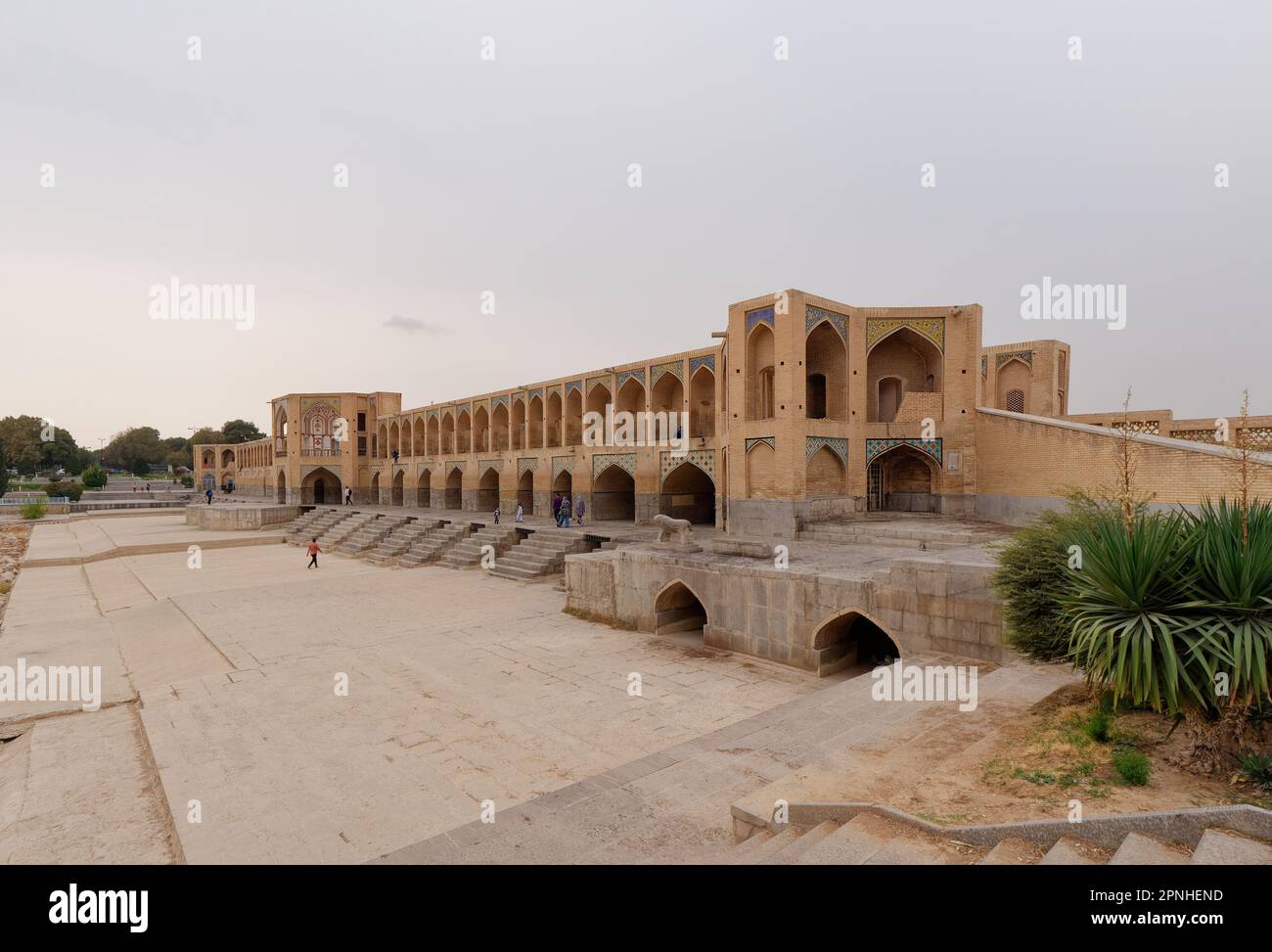 Le pont de Khaju sur le fleuve Zayanderud à Ispahan, en Iran. Banque D'Images
