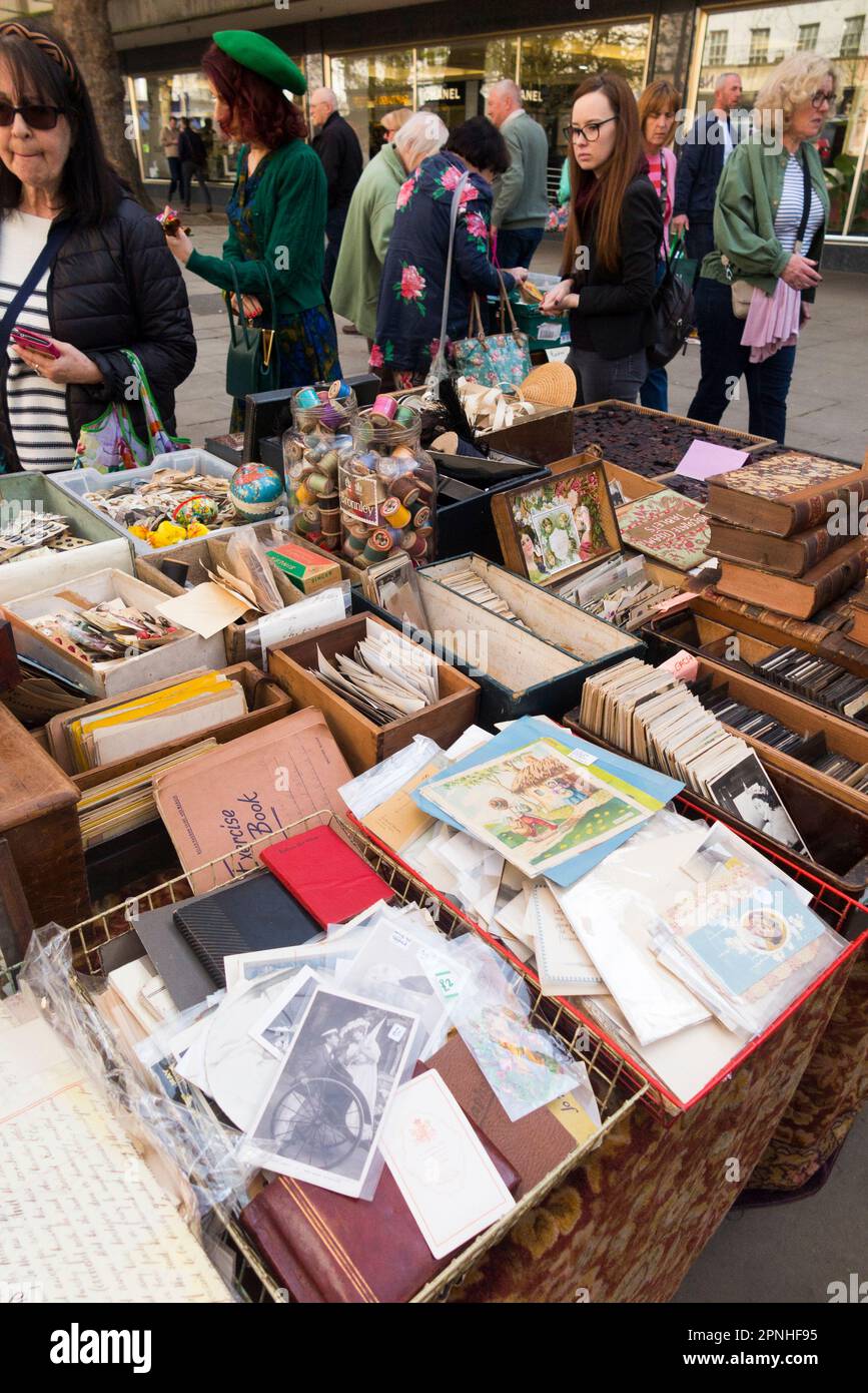 Cheltenham antiques and Vintage Market, marché de rue le samedi sur la Promenade de Cheltenham Spa. Vendeurs de rue et étals de vêtements à proximité des terrasses géorgiennes de maisons de ville dans la ville de Gloucestershire. ROYAUME-UNI. (134) Banque D'Images