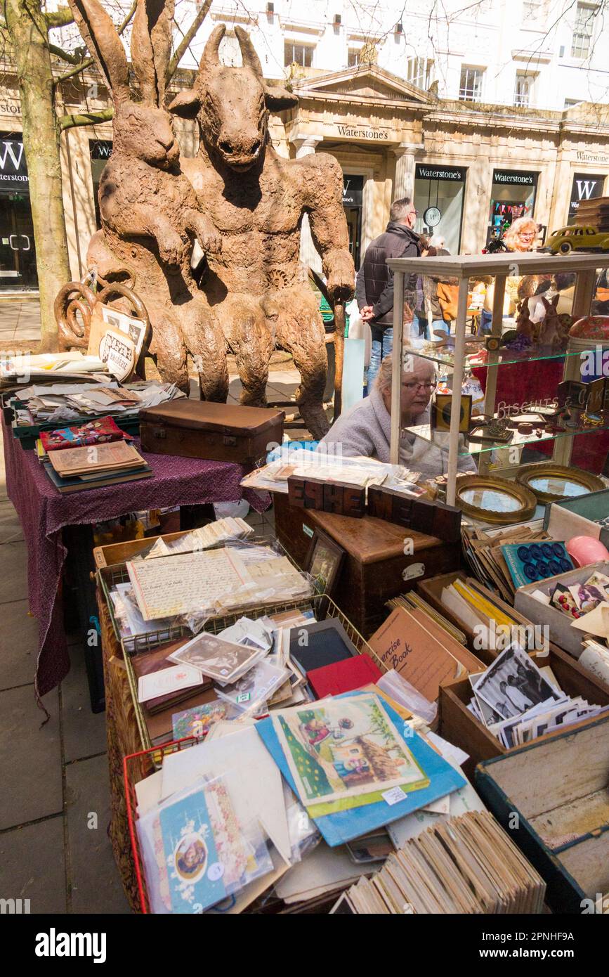 Hair et la statue de Minotaur donnant sur les antiquités de Cheltenham et le marché d'époque, marché de rue le samedi sur la promenade dans Cheltenham Spa. Vendeurs de rue et étals de vêtements à proximité des terrasses géorgiennes de maisons de ville dans la ville de Gloucestershire. ROYAUME-UNI. (134) Banque D'Images