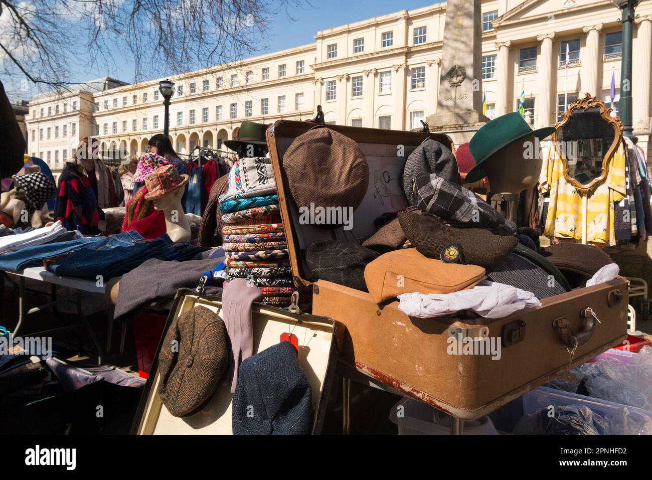 Cheltenham antiques and Vintage Market, marché de rue le samedi sur la Promenade de Cheltenham Spa. Vendeurs de rue et étals de vêtements à proximité des terrasses géorgiennes de maisons de ville dans la ville de Gloucestershire. ROYAUME-UNI. (134) Banque D'Images