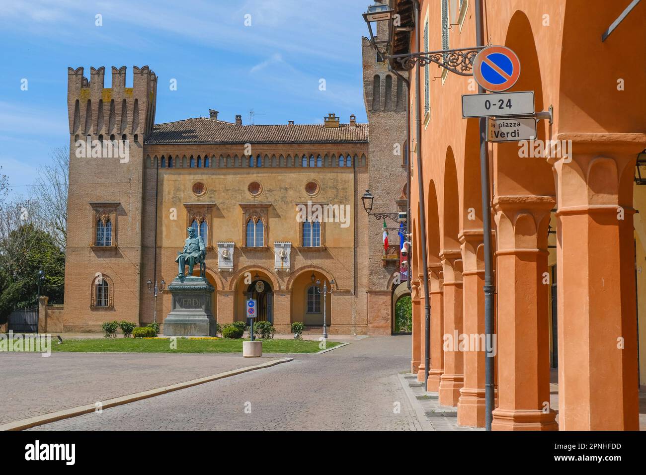 Place de Giuseppe Verdi en face du bâtiment du théâtre et de la tour de l'horloge à Busseto, Italie Banque D'Images